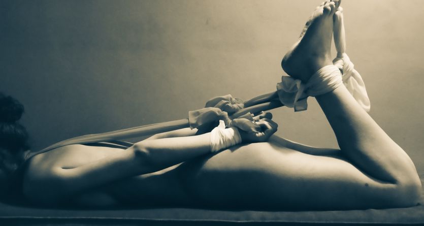 Jeu de lumi&egrave;re et d'ombres sur des formes li&eacute;es, &eacute;voque une 'Love Room' artistique