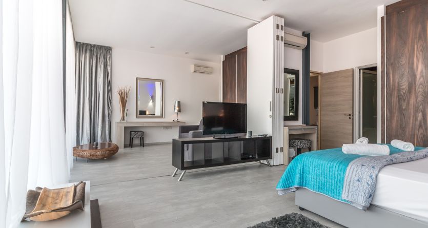 Chambre spacieuse et moderne pr&ecirc;te &agrave; accueillir un s&eacute;jour romantique de luxe.